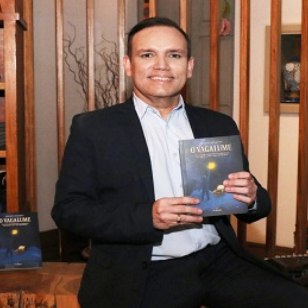 Fredson Navarro lança “O Vagalume” e estreia como escritor em obra publicada pela Editora Dika